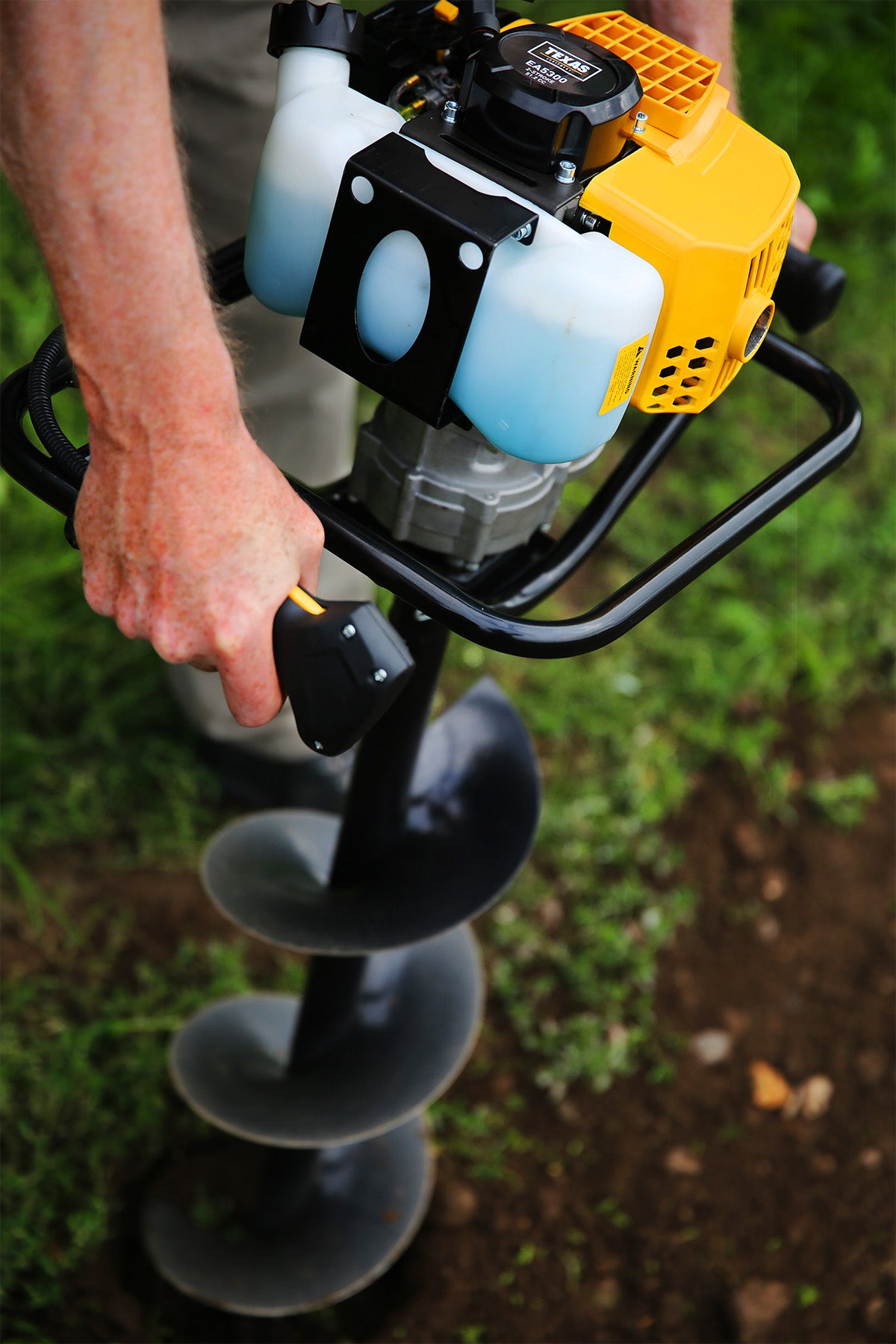 Trado a gasolina EA5300 com brocas